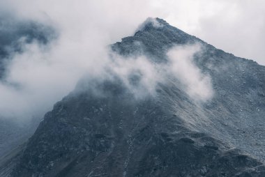 Sonbahar manzaralı Rocky Dağı zirveleri, Tatra Dağları, Polonya