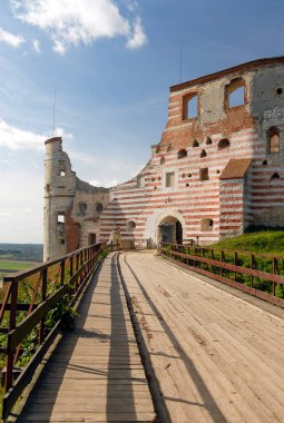 Şatonun kalıntıları güneşli bir günde, Janowiec Kalesi, Polonya