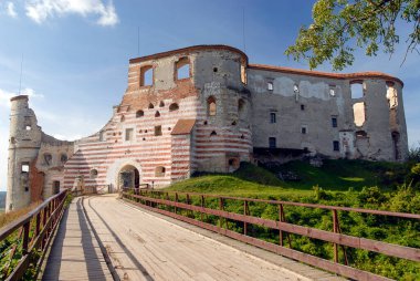 Şatonun kalıntıları güneşli bir günde, Janowiec Kalesi, Polonya