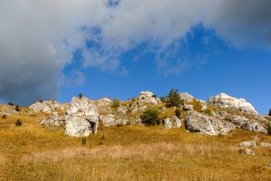 Güneşli bir günde, sonbahar dağlık araziler, Olsztyn, Jura Krakowsko-Czestochowska, Polonya