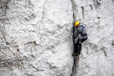 Jura Krakowsko-Czestochowska, Polonya - Eylül 2021: Bir dağcı ile kaya duvarı