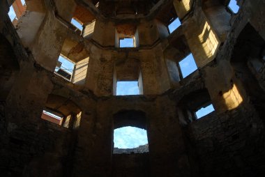 Tepedeki taş bir şatonun kalıntıları, Krzytopor Kalesi, Polonya