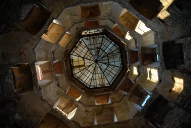 Tepedeki taş bir şatonun kalıntıları, Krzytopor Kalesi, Polonya