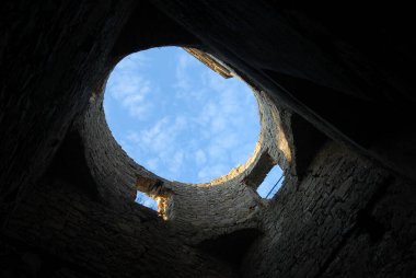 Tepedeki taş bir şatonun kalıntıları, Krzytopor Kalesi, Polonya