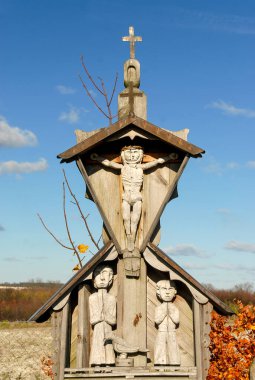 Sonbahar güneşli bir günde yol kenarı tapınağı, Polonya