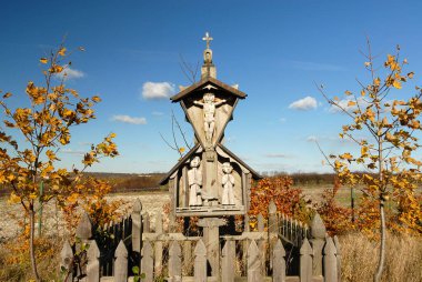 Sonbahar güneşli bir günde yol kenarı tapınağı, Polonya