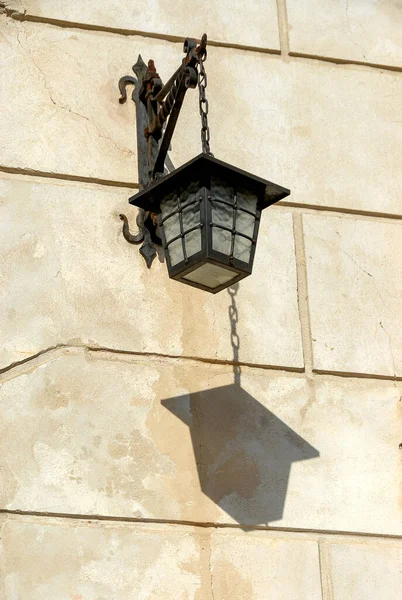 Lampe Suspendue Métal Sur Mur Briques — Photo