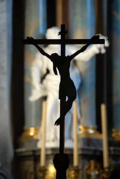 Una Cruz Con Una Silueta Jesucristo Sobre Fondo Claro —  Fotos de Stock