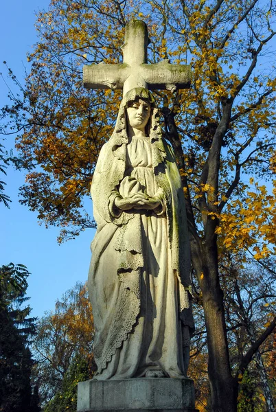 Tombstone Femme Avec Croix Contre Ciel Bleu — Photo