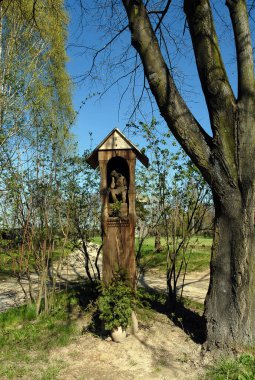 Lublin, Polonya - Mayıs 2015: Ahşap bir yol kenarı türbesi, Dalgın İsa