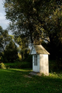Lublin, Polonya - Mayıs 2015: Güneşli bir bahar gününde beyaz bir yol kenarı türbesi