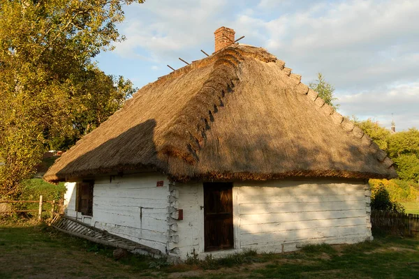 Lublin Polonia Mayo 2015 Tradicional Cabaña Madera Blanca Con Paja — Foto de Stock