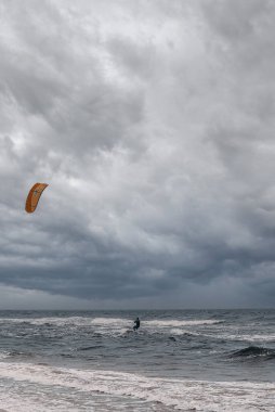 Miedzyzdroje, Baltık Denizi, Polonya - Haziran 2018: Fırtınalı denizlerde uçurtma