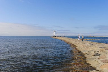 Swinoujcie, Polonya - Haziran 2018: Yel değirmeni, liman girişindeki deniz feneri