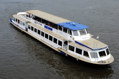 Vltava Nehri, Prag, Çek Cumhuriyeti - Mayıs 2010: Cruise Ship