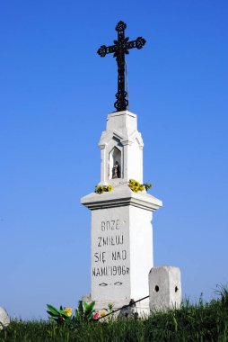 Hıristiyan, güneşli bir günde mavi gökyüzüne karşı geçiyor, Polonya