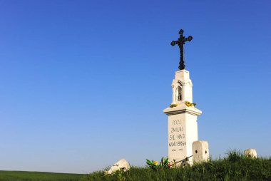 Hıristiyan, güneşli bir günde mavi gökyüzüne karşı geçiyor, Polonya