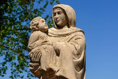 Polonya - Haziran 2018: Tarlalar arasında geleneksel bir yol kenarı türbesi, Meryem Ana, Taş heykel