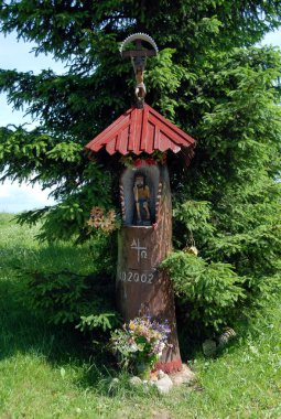 Geleneksel yol kenarı türbesi, güneşli bir günde şapeli olan kırsal alan, Polonya