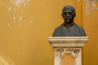 İtalya - Haziran 2000: Bust Blessed Giuseppe Giaccardo, sarı bir duvarın arkasında