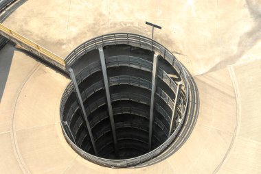 Güneşli bir günde otoparkın havadan görünüşü