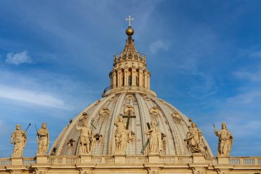 Vatikan, Roma, İtalya - Haziran 2000: Güneşli bir günde Aziz Peter Bazilikası manzarası