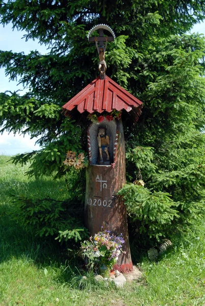 Geleneksel yol kenarı türbesi, güneşli bir günde şapeli olan kırsal alan, Polonya