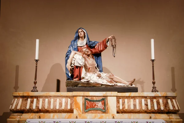 Roma, İtalya - Haziran 2000: Taş Pieta İsa ve Meryem Ana Heykeli