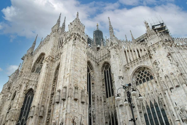Milan, İtalya - Haziran 2000: Duomo St. Maria Nascente di Milan Katedrali, Kilisenin Önü