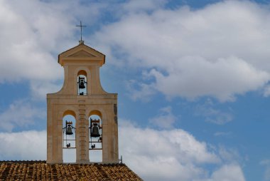 Çanları olan bir kule, mavi gökyüzüne karşı taş çan kulesi, Roma, İtalya