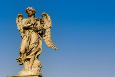 Roma, İtalya - Haziran 2000: Güneşli bir günde mavi gökyüzünde bir meleğin taş heykeli