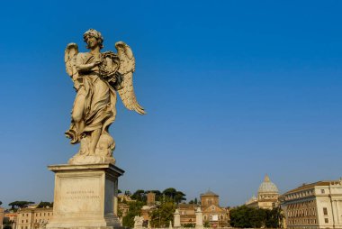 Roma, İtalya - Haziran 2000: Güneşli bir yaz gününde mavi gökyüzüne karşı bir meleğin taş heykeli
