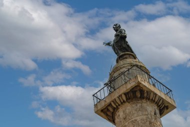 Roma, İtalya - Haziran 2000: Havari Aziz Petrus heykelinin bulunduğu taş bir sütun mavi gökyüzünün arka planına karşı