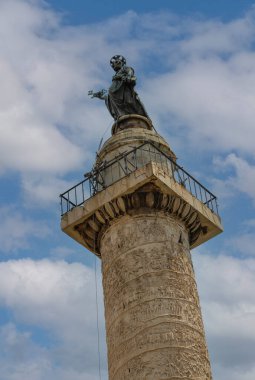 Roma, İtalya - Haziran 2000: Havari Aziz Petrus heykelinin bulunduğu taş bir sütun mavi gökyüzünün arka planına karşı