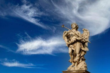 Roma, İtalya - Haziran 2000: Güneşli bir günde mavi gökyüzünde bir meleğin taş heykeli