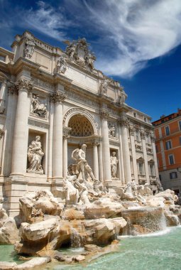 Roma, İtalya - Haziran 2000: Trevi Çeşmesi parlak güneşli bir günde görülüyor