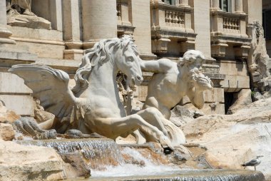 Roma, İtalya - Haziran 2000: Trevi Çeşmesi parlak güneşli bir günde görülüyor