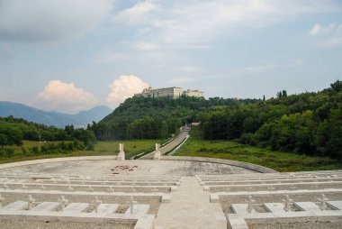 Cassino, İtalya - Haziran 2000: Güneşli bir günde Monte Cassino 'daki Manastır