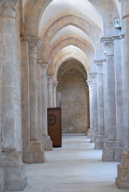 Priverno, İtalya - Haziran 2000: Fossanova Manastırı, kilise nave manzarası