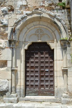 İtalya 'daki katedralde tarihi taş portico