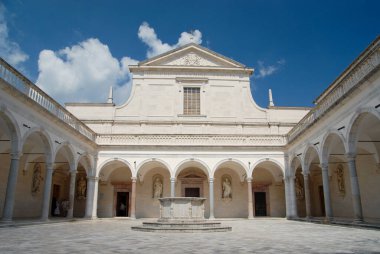 Cassino, İtalya - Haziran 2000: Güneşli bir günde Monte Cassino 'daki Manastır