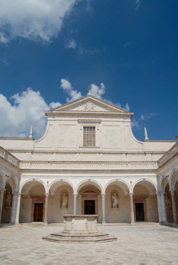 Cassino, İtalya - Haziran 2000: Güneşli bir günde Monte Cassino 'daki Manastır