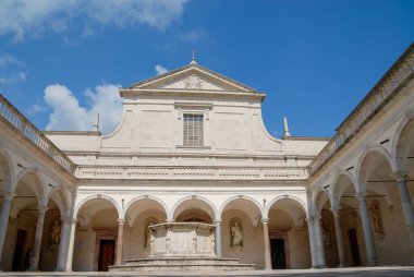 Cassino, İtalya - Haziran 2000: Güneşli bir günde Monte Cassino 'daki Manastır