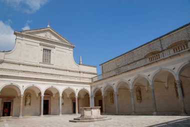 Cassino, İtalya - Haziran 2000: Güneşli bir günde Monte Cassino 'daki Manastır