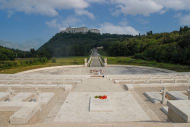 Cassino, İtalya - Haziran 2000: Güneşli bir günde Monte Cassino 'daki Manastır