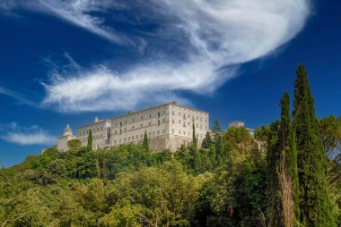 Cassino, İtalya - Haziran 2000: Güneşli bir günde Monte Cassino 'daki Manastır