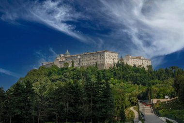 Cassino, İtalya - Haziran 2000: Güneşli bir günde Monte Cassino 'daki Manastır