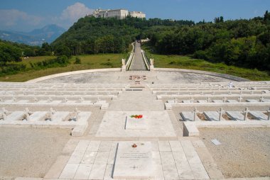 Cassino, İtalya - Haziran 2000: Güneşli bir günde Monte Cassino 'daki Manastır