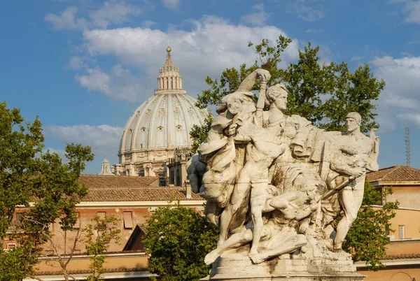 2000年6月 意大利罗马梵蒂冈 阳光灿烂的圣彼得大教堂景观 — 图库照片