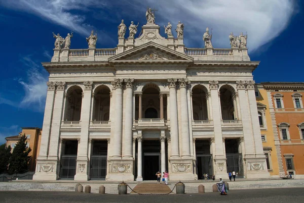 Roma, İtalya - Haziran 2000: Güneşli bir günde Aziz John Lateran Başyapıtına bakın
